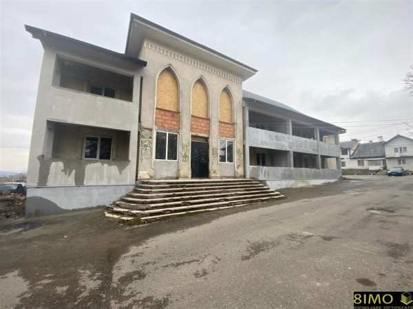 Cladire la rosu - 9 apartamente