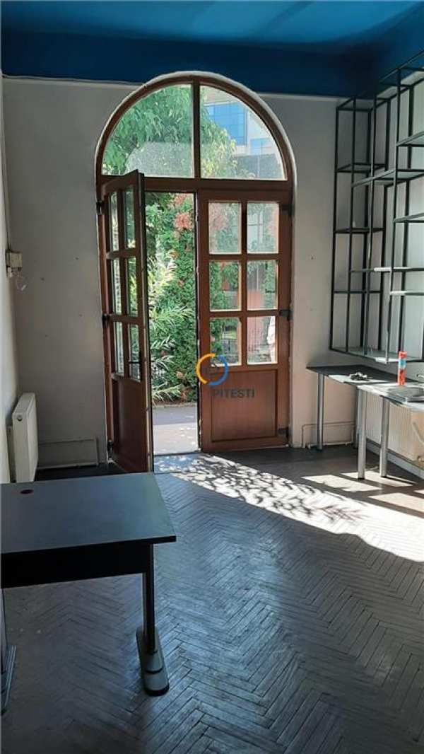 Spatiu la casa pretabil pentru activitati educationale, birou, zona centrala