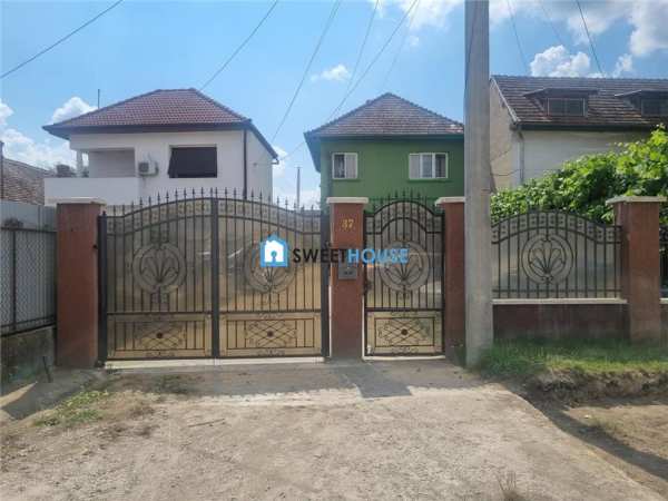 Casa cu etaj in centru