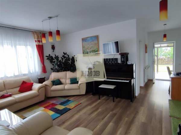 Casa individuala 5 camere terasa acoperita 3 bai si 458 mp teren in cristian