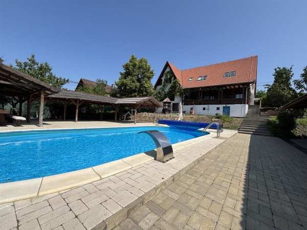 Proprietate exclusiva pe malul lacului paleu - teren 2300 mp