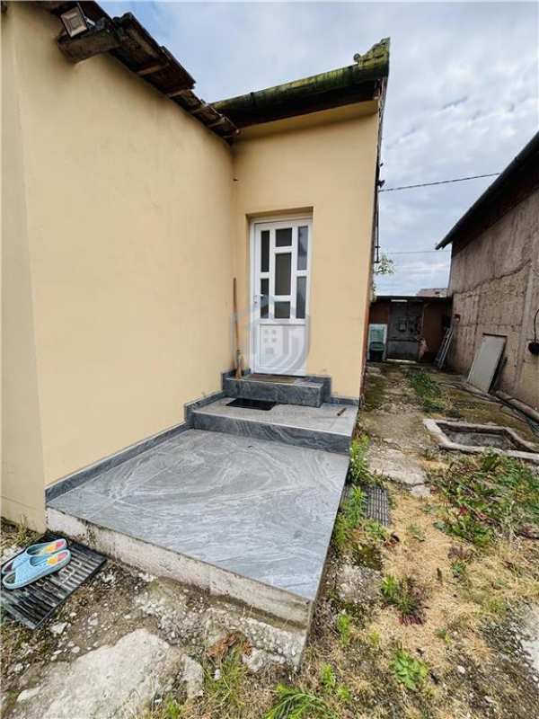 Casa , singur in curte cu acces auto si teren 517 mp in zona iosia