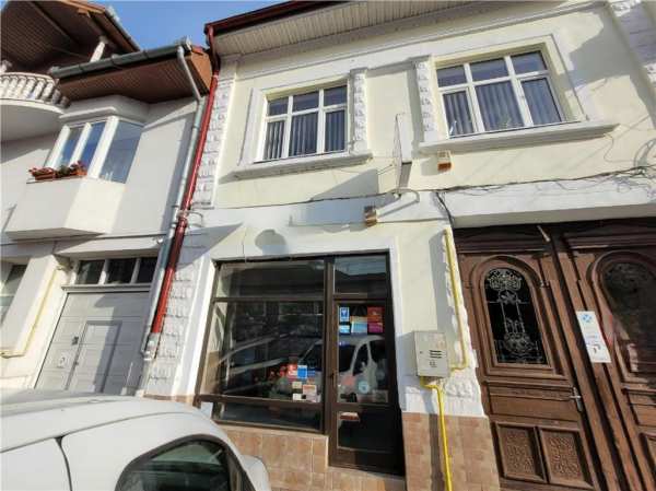 Cladire cu vitrina stradala , birouri , ultra-central