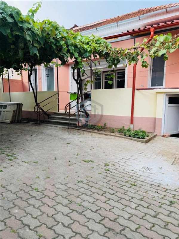 Casa singur in curte cu acces auto si teren  ultracentral