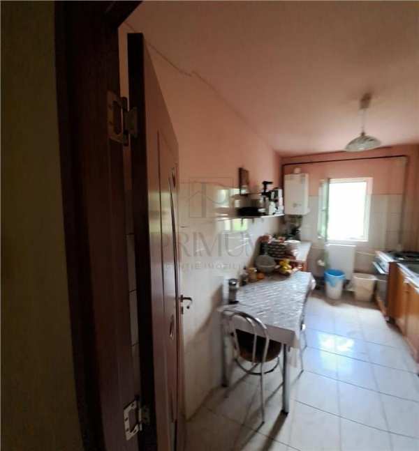 Lipovei - etaj 1 - centrala proprie - 4 camere - 2 bai - 2 balcoane - decomantat