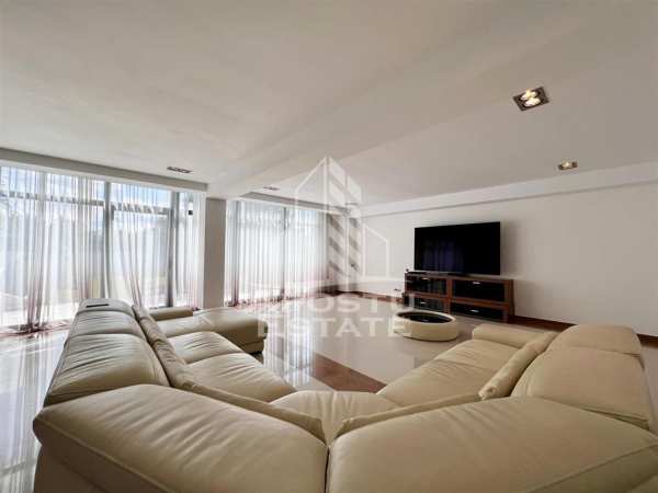 Casa de lux cu 6 camere, 5 bai, piscina, zona aradului