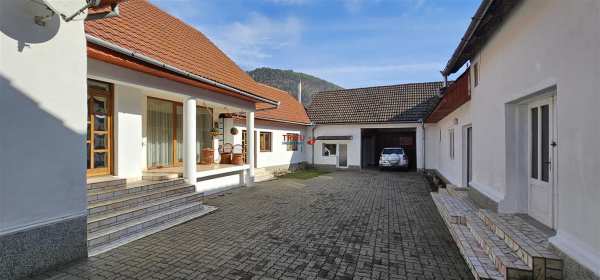 Casa de vanzare pretabila 2 familii in pianu de sus