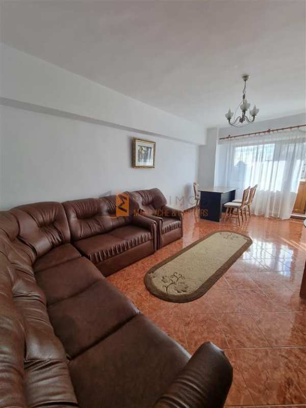 Apartament 4 camere cf 1 decomandat zona centrala