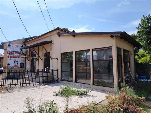 Spatiu comercial, ideal pentru cafenea, farmacie fast food, pe o stradă intens circulata, central în ploiesti