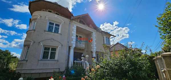 Casa de vanzare 8 camere 791mp teren