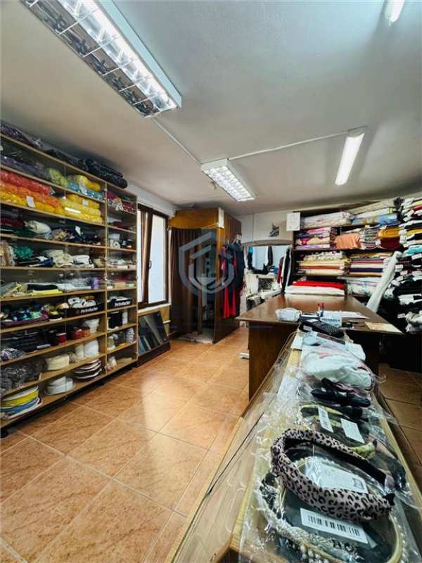 Spatiu comercial la demisol central cu boxa