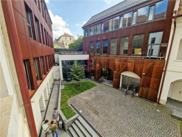 Spatiu comercial/birouri, ultracentral,2 bai,bucatarie,180mp