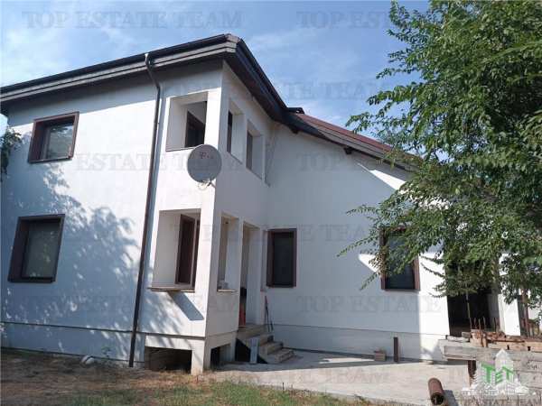 Vila cocheta, 5 camere si garaj 177.5mp, 250mp teren, cu toate utilitatile, curte amenajata, in cornetu, la 3 min de a0