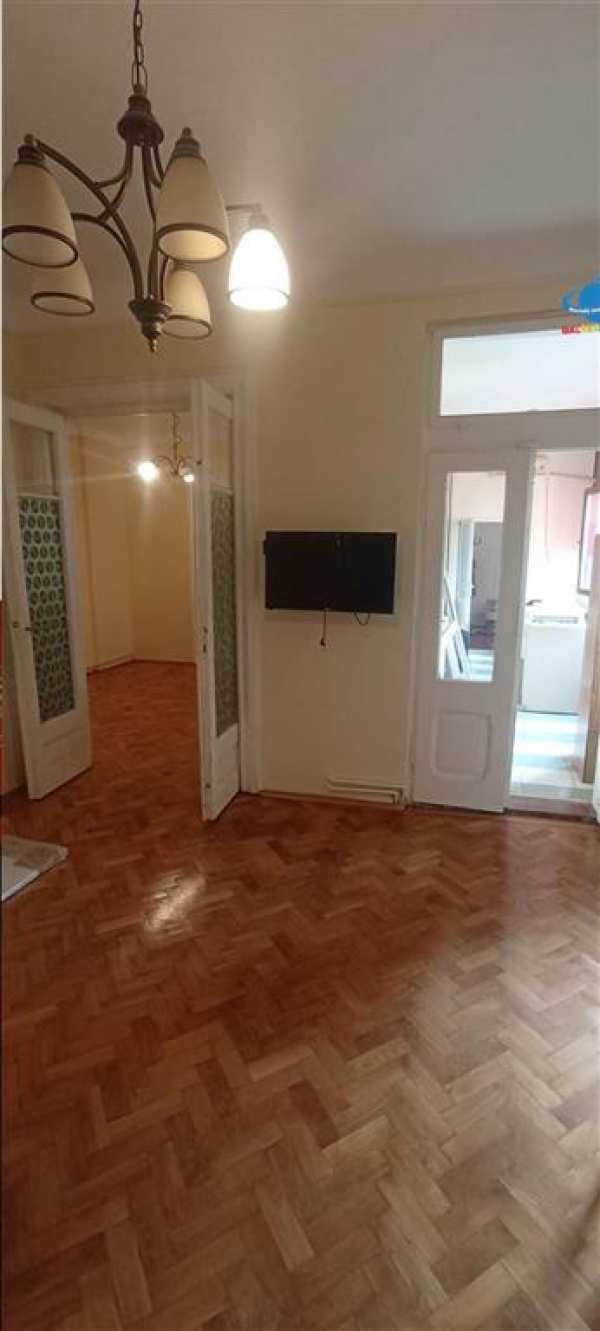 Birou 4 camere et 1 vila zona piata romana metrou 500 m