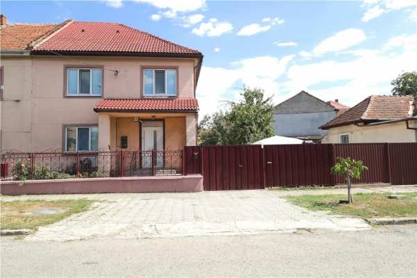 Casa de inchiriat, curte proprie, zona modern