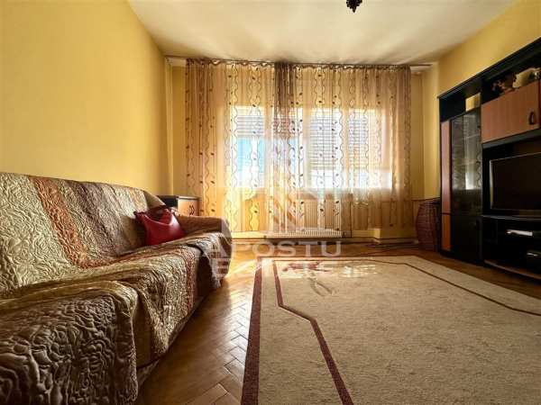 Apartament 4 camere, centrala proprie, zona sagului
