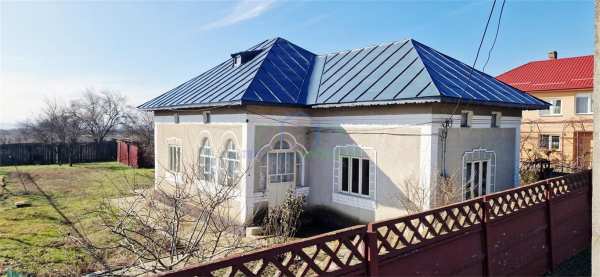 Casa bradesti , teren  intravilan 7952 mp , deschidere 33 m la de 70