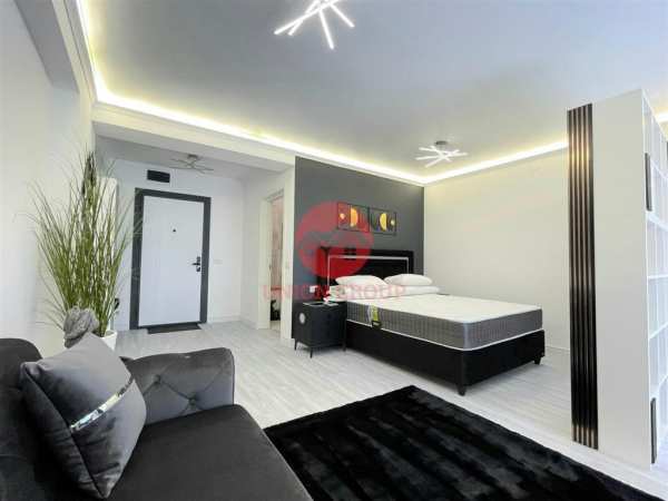 Studio spatios in white titanic mamaia