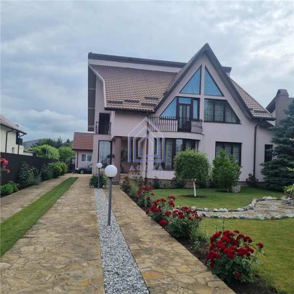 Vila de vanzare 200 mp cu anexe 40 mp si teren 1600 mp