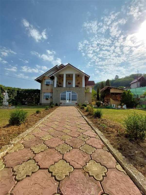 Vila de vanzare p+1 si  4200 mp teren in com livezi
