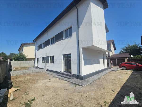 Vila cuplata 4 camere+mansarda in rosu