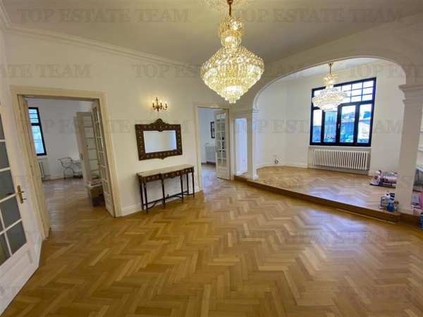 Apartament de vanzare cu 5 camere, imobil consolidat