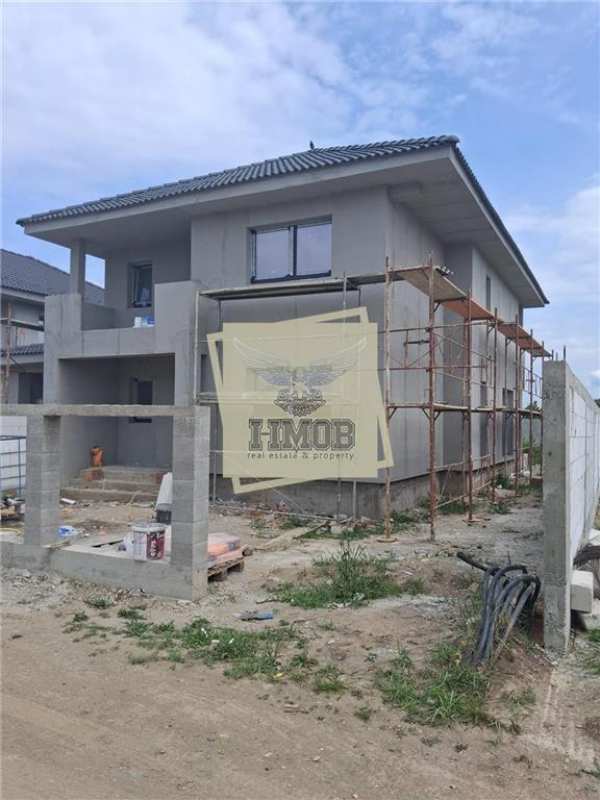 Casa individuala 5 camere 3 bai si terasa teren 530