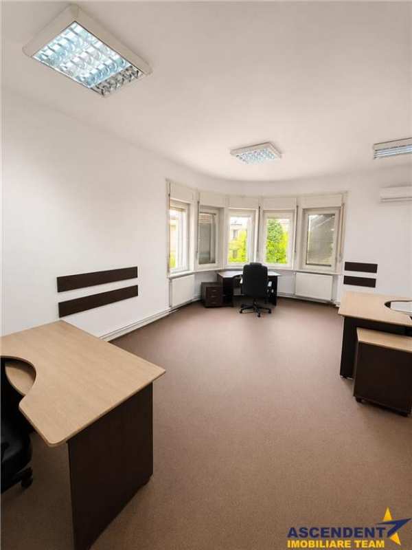 Spatiu pretabil:birouri/ cabinete/ servicii, acces stradal,curte proprie,central,targu mures