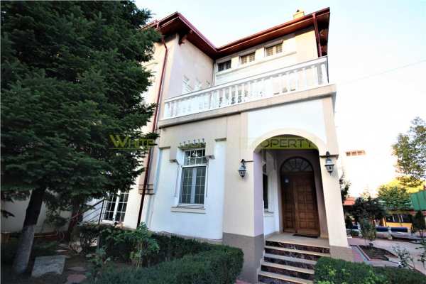 Corp vila, ideal locuinta, cu piscina si curte proprie in centru, bucuresti