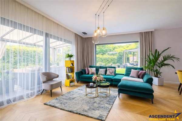 Film!vila cu arhitectura selecta, intr- o eleganta oaza de liniste