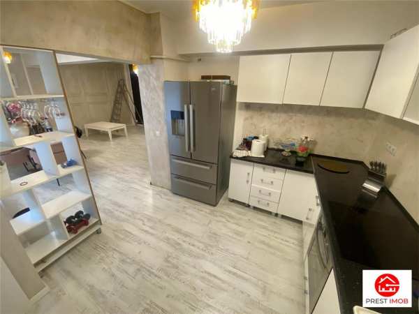 Apartament cu 3 camere de vanzare in zona centrala