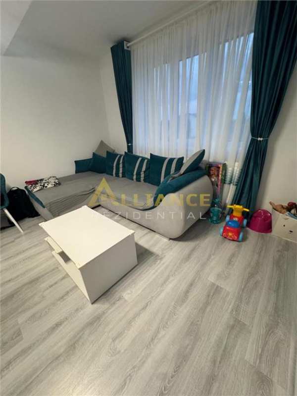 Apartament 3 camere de vanzare etaj 3/5 mobilat bloc modern