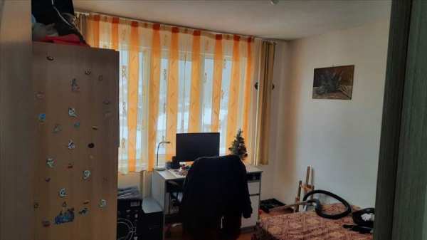 Vanzare apartament 4 camere etaj intermediar decomandat noua , brasov