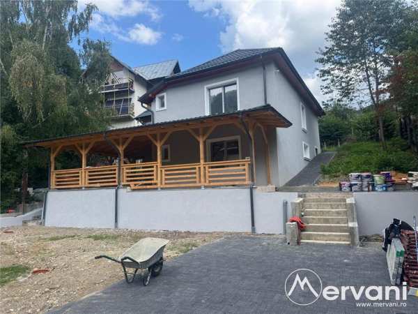 Casa de vanzare cu 2 apartamente in azuga