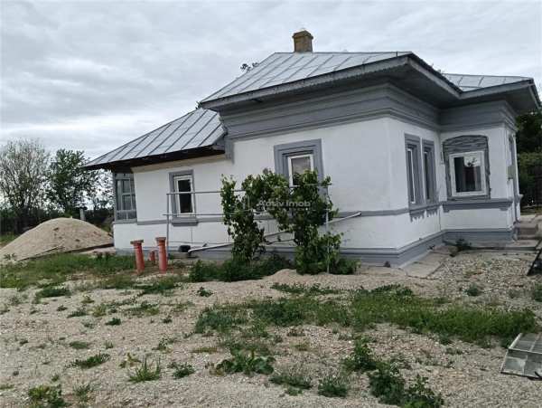 Casa individuala reconditionata partial-teren 900 mp-toate utilitatile-gaz la poarta-asfalt