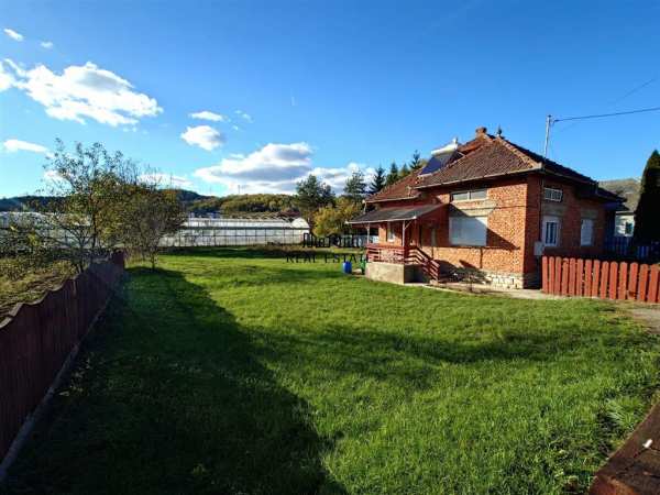 Casa cu teren, aproape de centrul balneo-termal vata bai