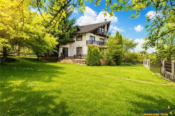 Vila 7 camere,250 mp,semineu,terase,800 mp teren,rezidential/ turistic,predelut,brasov