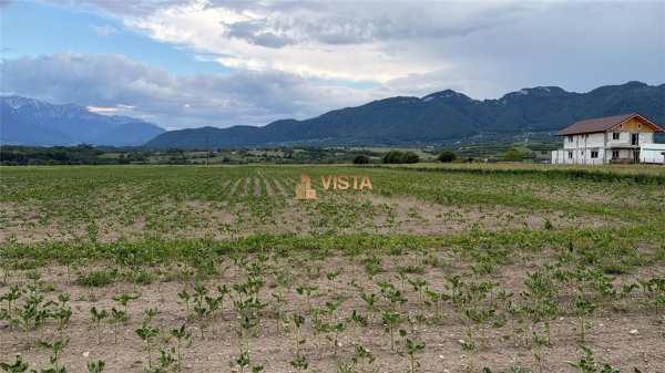 Teren de vanzare la intrarea in zarnesti (zona penny ). excelent pentru dezvoltare