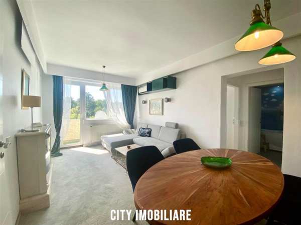 Apartament 3 camere, decomandat, parcare, central.